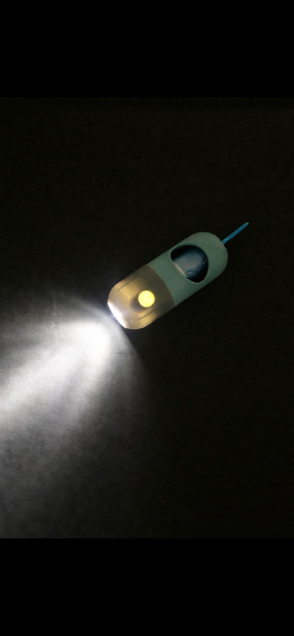 מחזיק שקיות עם תאורה שמלווה אותך בכל טיול 🐾💡